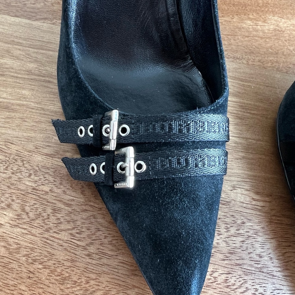Burberry Black Suede Pumps with Logo Buckle Trim - Size 39 - Picture 4 of 9